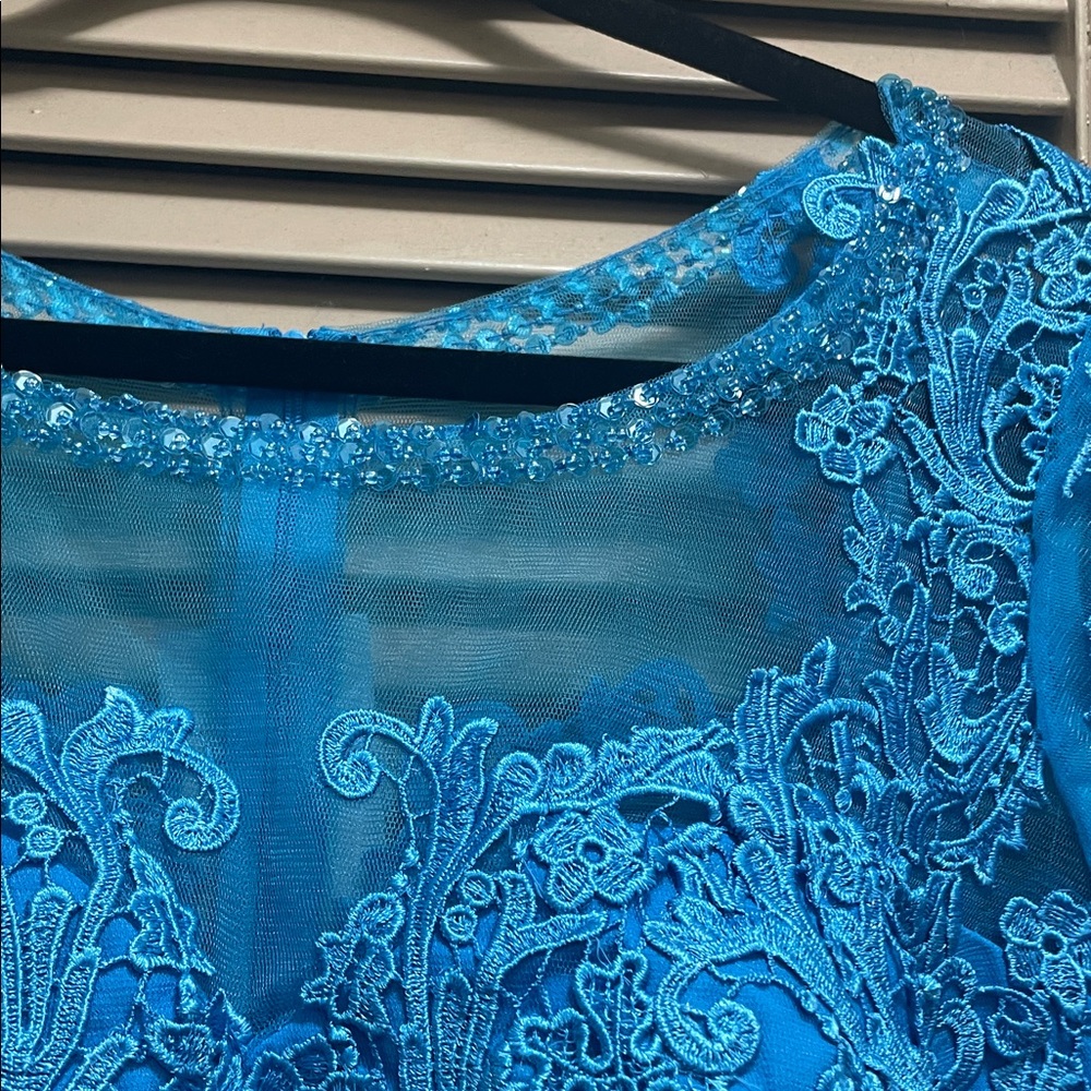 Elegant Blue Lace Dress - Picture 3 of 7